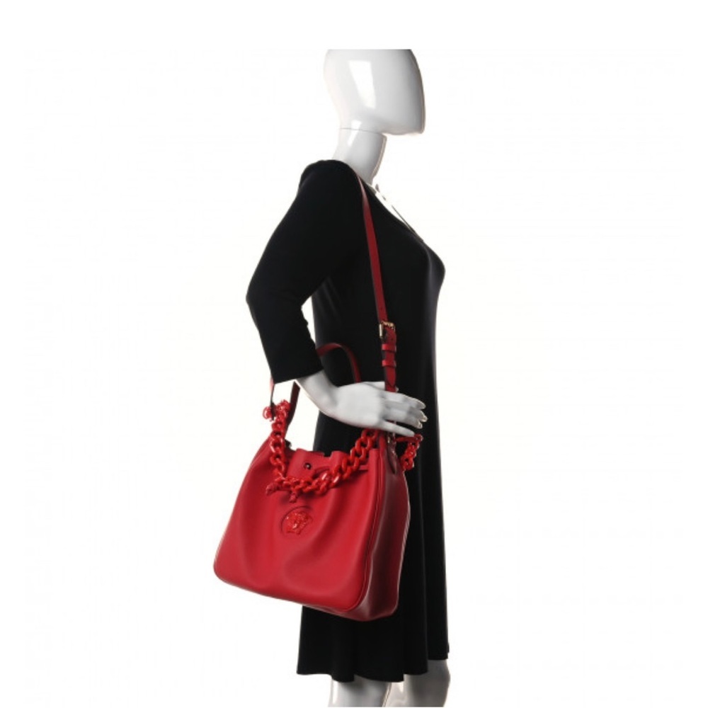 VERSACE
Grained Calfskin La Medusa Bucket
Bag Red
Bag - Picture 13 of 17